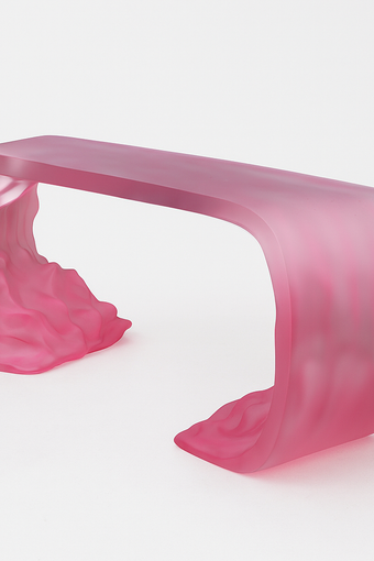 Table console sculpturale Cora en résine rose